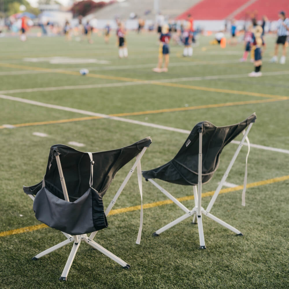 CLIQ Riviera lounge chair at an outdoor gathering