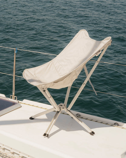 CLIQ Riviera lounge chair in Cloud in a natural setting